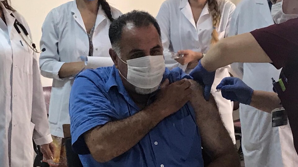 Cerrahpaşa'da ilk gönüllü aşılama yapıldı