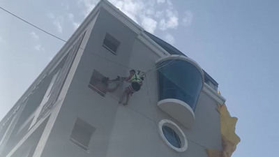 Deniz paraşütüyle otelin çatısına takıldılar!