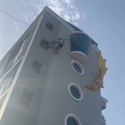 Deniz paraşütüyle otelin çatısına takıldılar!