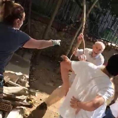 Komşudan anne ve oğluna sopalı saldırı!