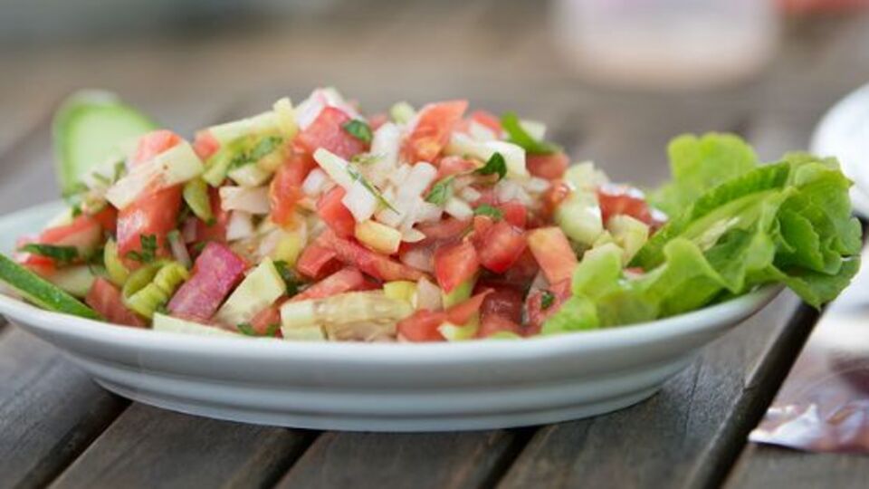 Klasik lezzet çoban salata yapılışı