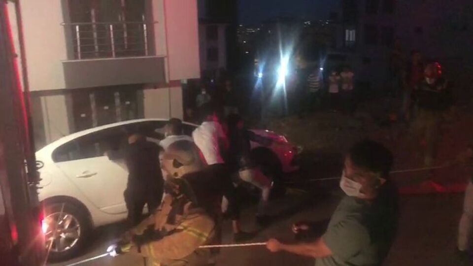 Görenler yardıma koştu! Mahalleli bırakmadı!