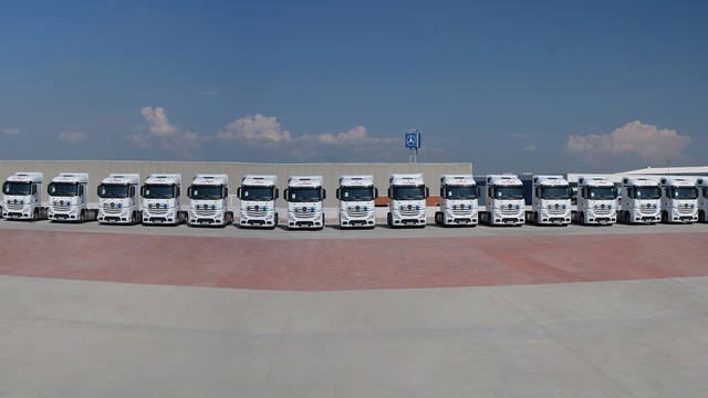 Tek kalemde 300 adet yerli kamyon aldı