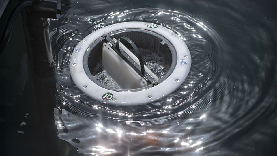 İstanbul Boğazına çöpleri kendine çeken çöpkapar yerleştirildi