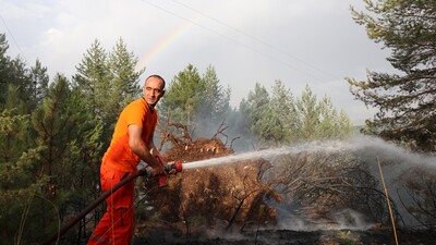 Bolu'da yıldırım düşmesi sonucu orman yangını çıktı!