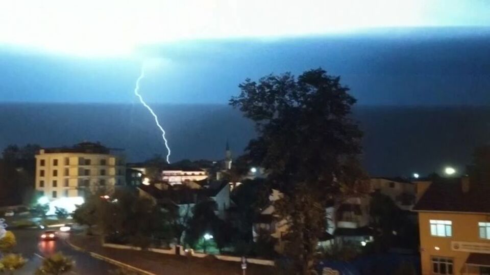Şimşekler geceyi aydınlattı