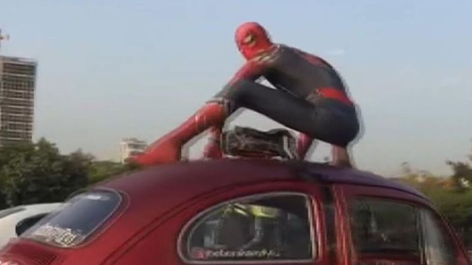 Ataşehir'de 'Örümcek Adam' şaşkınlığı