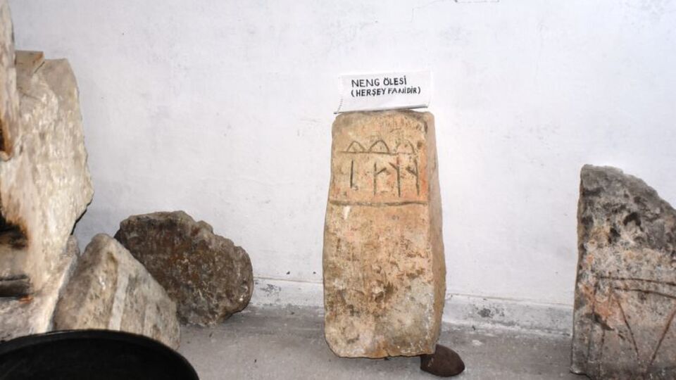 Göktürk alfabesiyle yazılmış... Hepsinin anlamı farklı