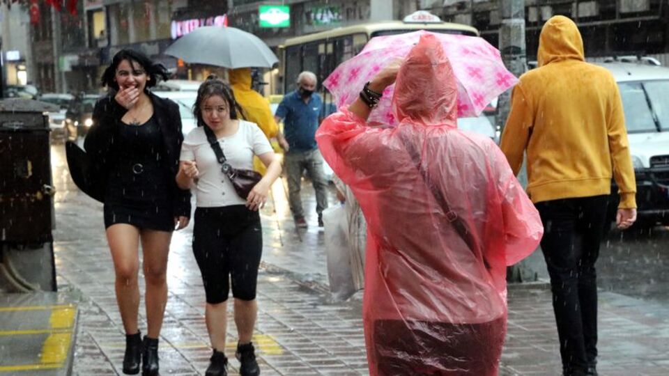 Sıcaklıklar 7 derece düşüyor, Karadeniz'de sağanak var