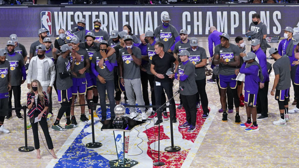 Lakers tarihe geçmenin peşinde