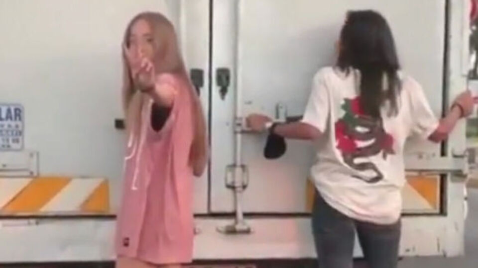 Kamyonete tutundular! "Ağabey çekme annem kızıyor!"