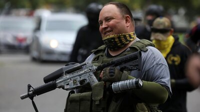 Proud Boys: Trump'ın Biden'la tartışırken kınamayı reddettiği aşırı sağcı grup