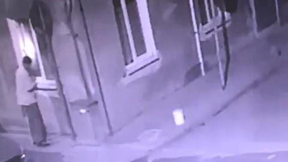 Şoke eden olay! Evi yakan öyle biri çıktı ki!