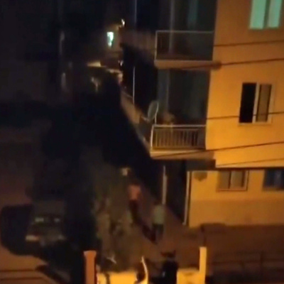 Asker eğlencesi düzenleyip, uyaranı dövmeye kalkıştılar!