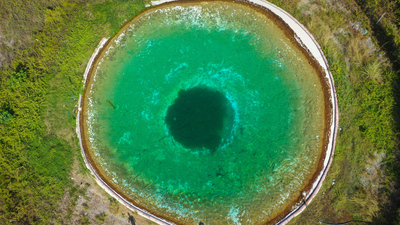 Çam ormanının ortasında 'nazar boncuğu'