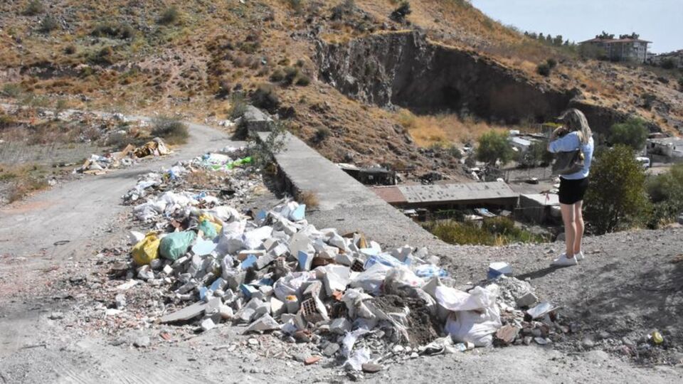 Bornova'da tepki çeken moloz dağları