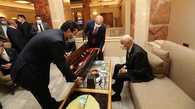 Bahçeli'ye 'Fetih Suresi' yazılı kılıç hediyesi