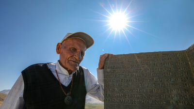 Kendi imkanlarıyla çivi yazısını öğrenmişti...
