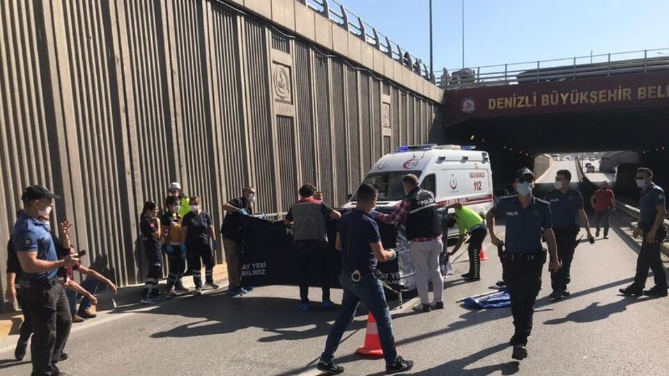 Üst geçitten düşen gence kamyon çarptı