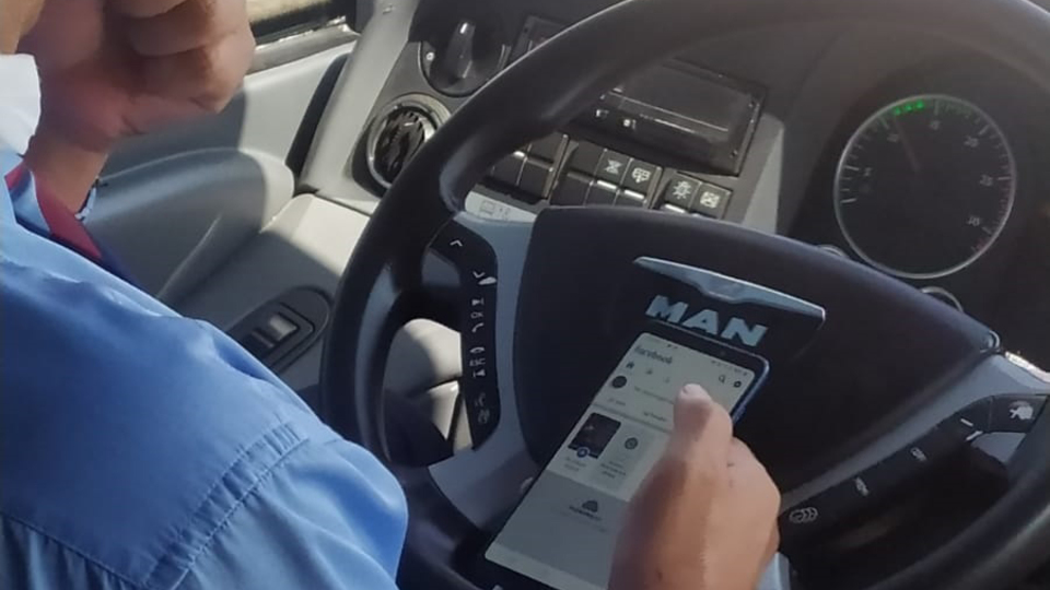 Otobüs şoföründen akılalmaz görüntü!