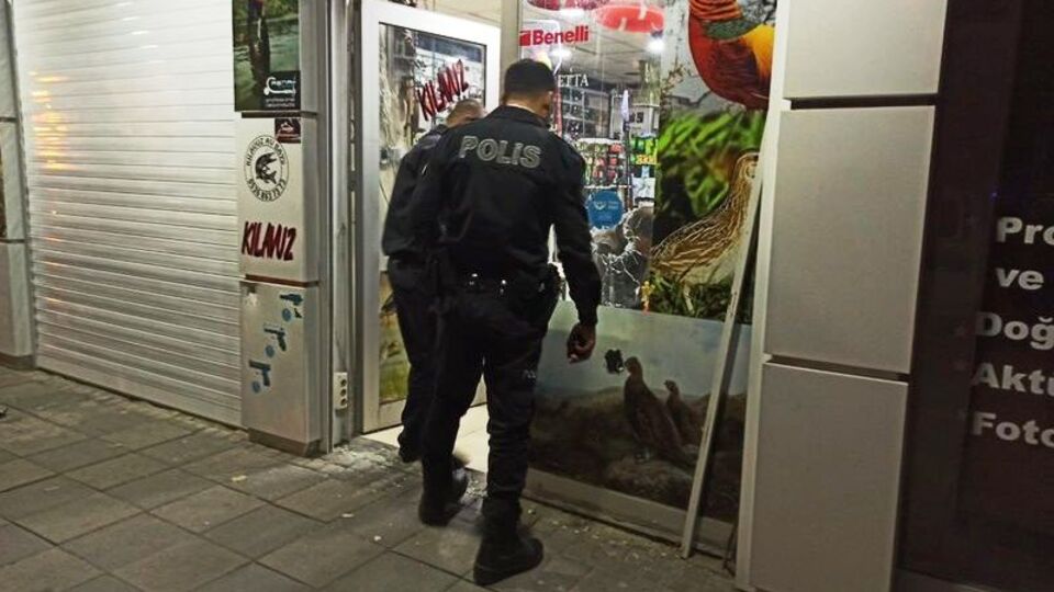 Ruhsatsız tüfek satmayan esnafa tüfekli saldırı