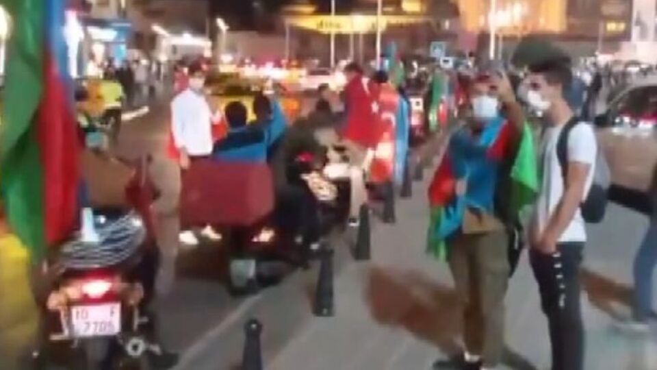 Taksim'de Azerbaycan'a destek konvoyu