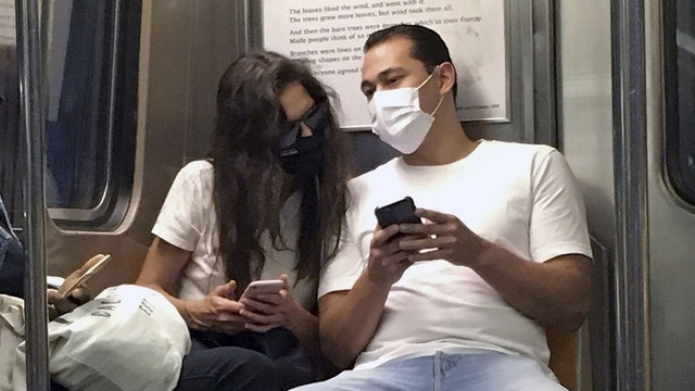 Aşıklar metroda