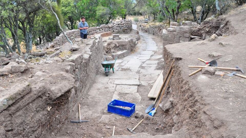 Manisa'da 2 bin yıllık yol ortaya çıkarıldı