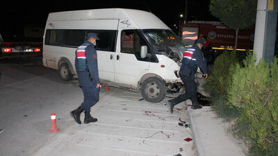 İşçi servisi ile otomobil çarpıştı