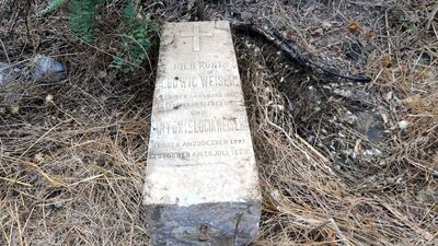 Defineciler, İtalyan Mezarlığı'nı tahrip etti