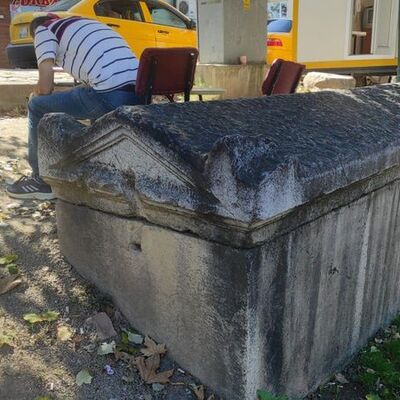 Taksi durağında! Tam 2000 yıllık!