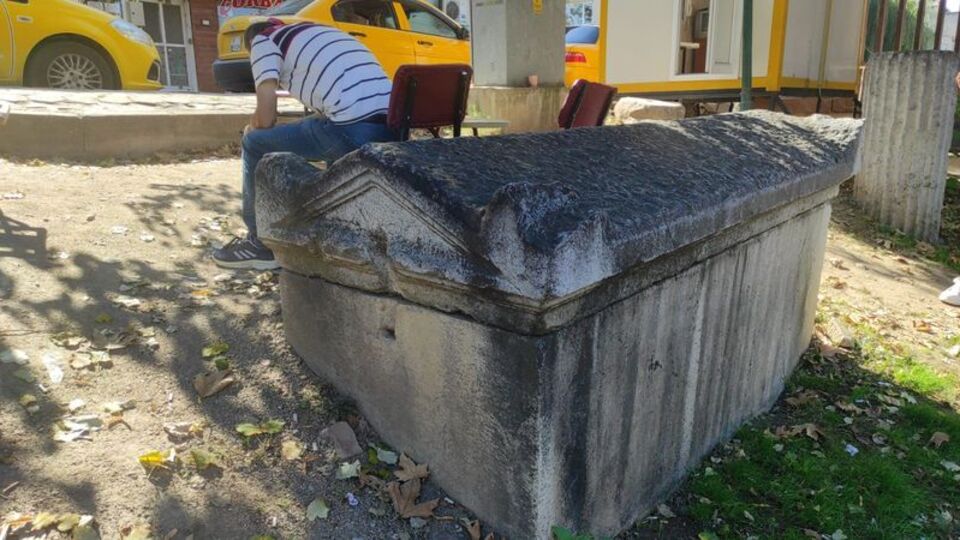 Taksi durağında! Tam 2000 yıllık!