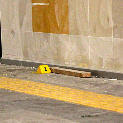 5 lirayı beğenmeyince kalasla saldırdı!