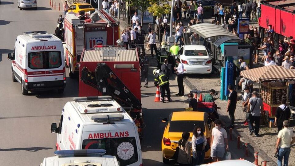 Drift yapan araç durağa daldı: 3 yaralı!