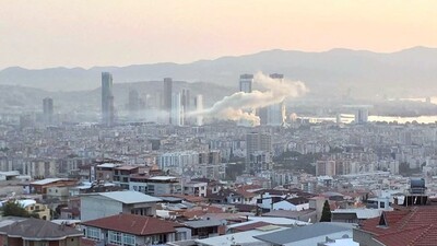 İzmir'de 8 katlı binanın çatısında yangın!