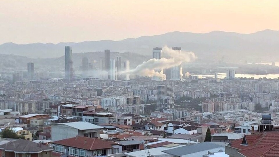 İzmir'de 8 katlı binanın çatısında yangın!