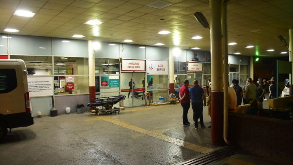 İzmir'de bıçaklı kavga: 1'i ağır 3 yaralı