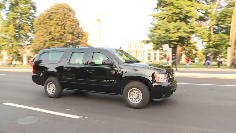 Trump hastane çevresinde konvoya çıktı, destekçilerini selamladı!