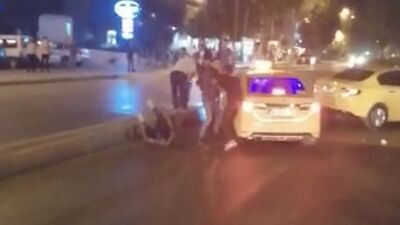 Yolu trafiğe kapatıp birbirlerine girdiler! Taksici terörü!