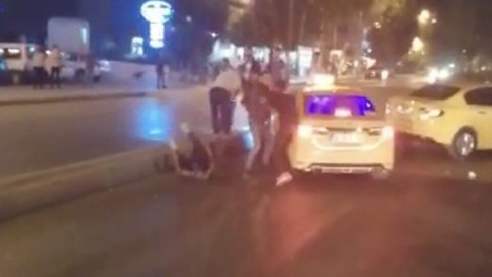 Yolu trafiğe kapatıp birbirlerine girdiler! Taksici terörü!