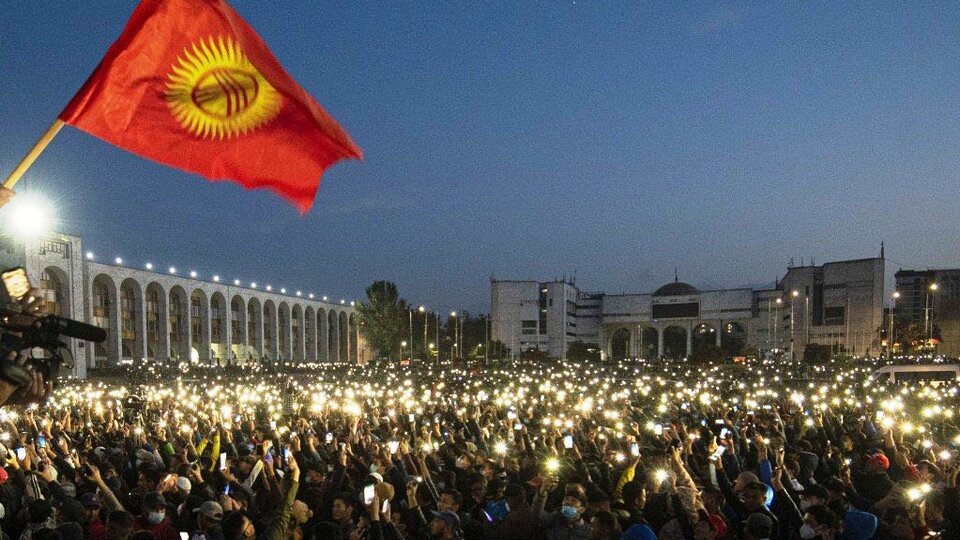 Kırgızistan'da parlamento işgal edildi!