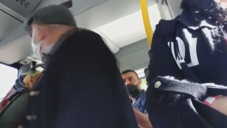 Yaşlı dede yolcuları isyan ettirdi