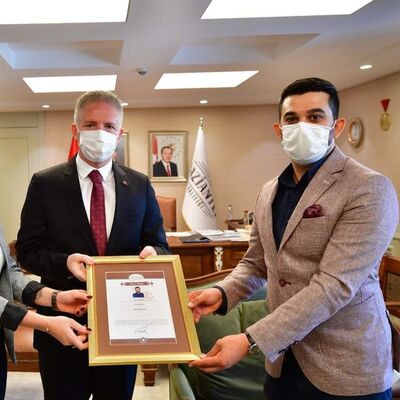 Öğrencisi için takılarını sattı!