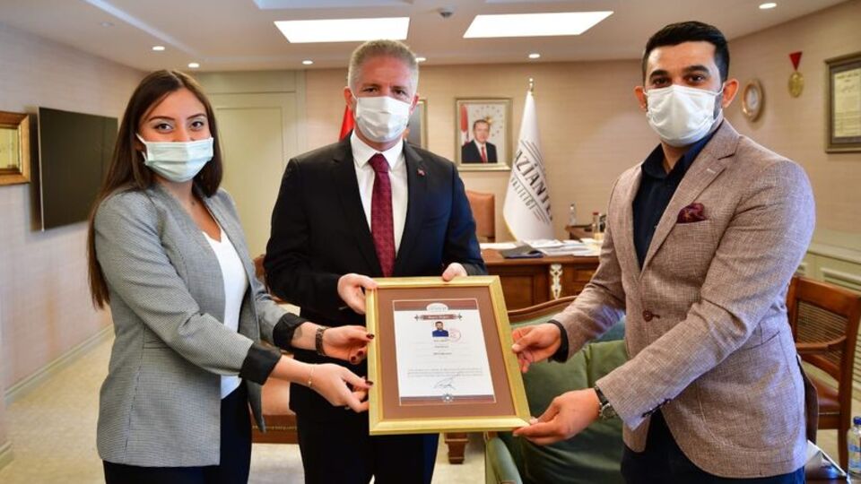 Öğrencisi için takılarını sattı!