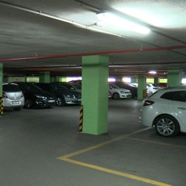 Doludan kaçanlar kapalı otoparklara akın etti