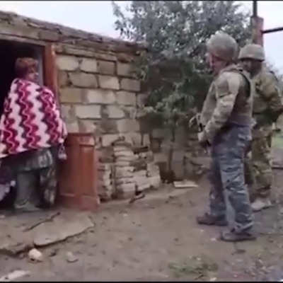 Yaşlı Ermeni kadın Azerbaycan askerine öyle bir şey dedi ki!