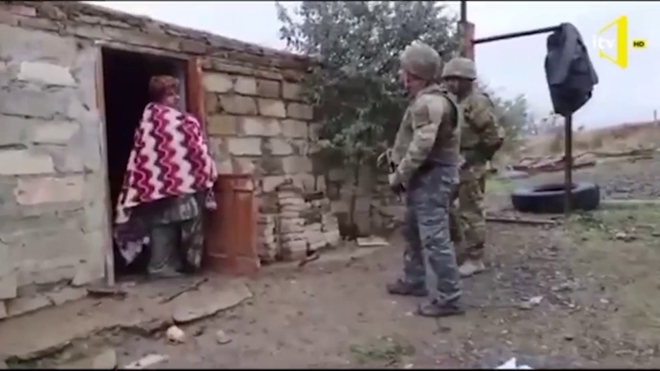 Yaşlı Ermeni kadın Azerbaycan askerine öyle bir şey dedi ki!