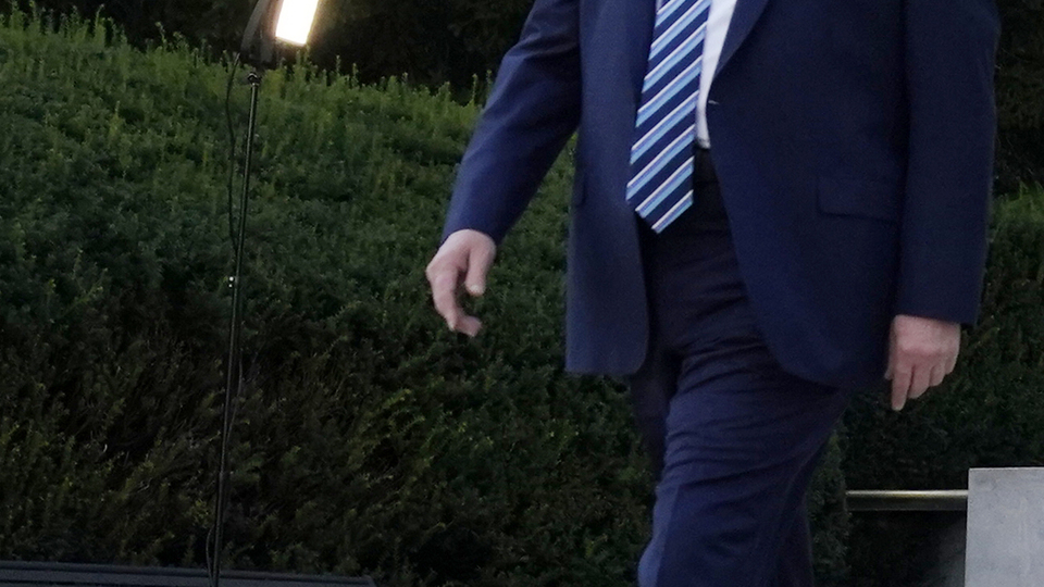Kovid-19 tedavisi süren Trump'tan tepki çeken hareket!