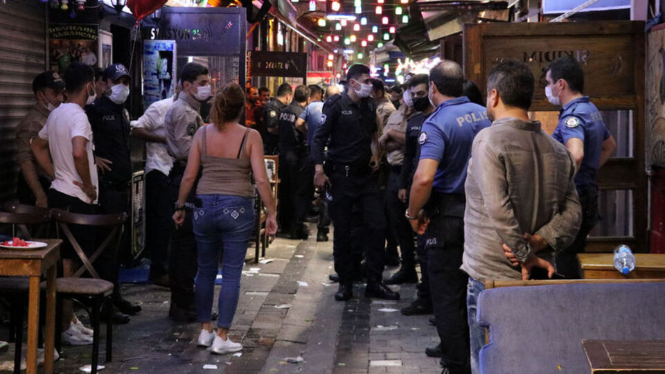 Garsonların müşteri kavgası: Ortalık savaş alanına döndü