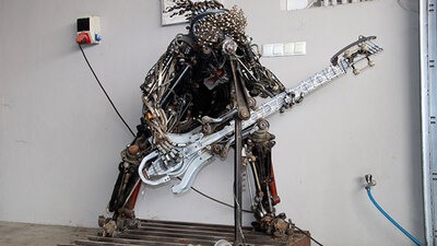 Hurda otomobil parçalarından yaptı